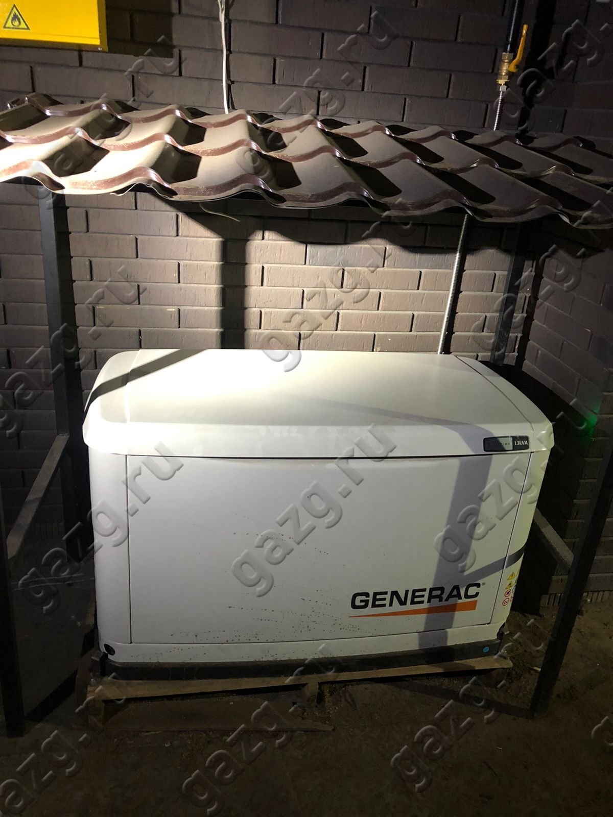 Generac под навесом на отмостке